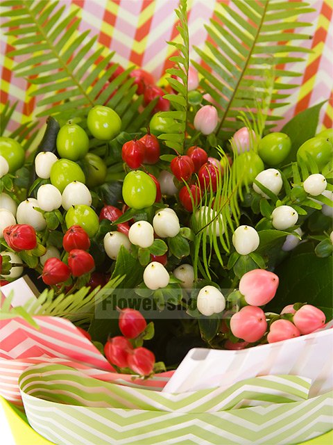 Букет из гиперикума «Разноцветные ягодки»