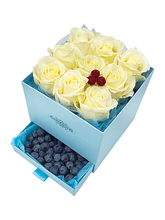 Купить цветы в коробке с доставкой по Москве